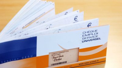 Illustration : Le CESU (Cheque Emploi Service Universel). Paris, FRANCE - 15/02/2006.